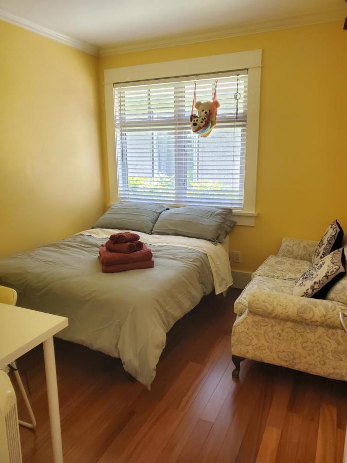 Elegant, Sunny Modern Home With Skylights - Kitsilano, Vancouver Esterno foto