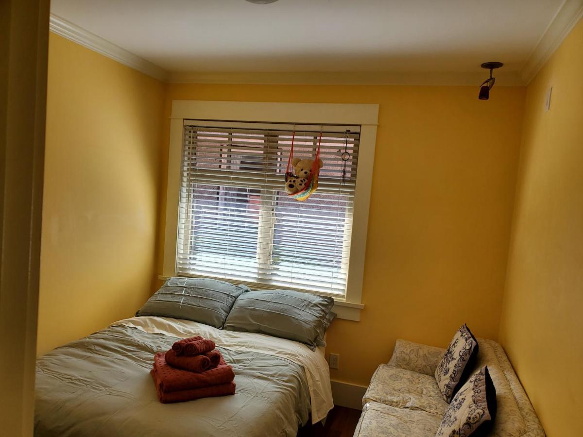 Elegant, Sunny Modern Home With Skylights - Kitsilano, Vancouver Camera foto