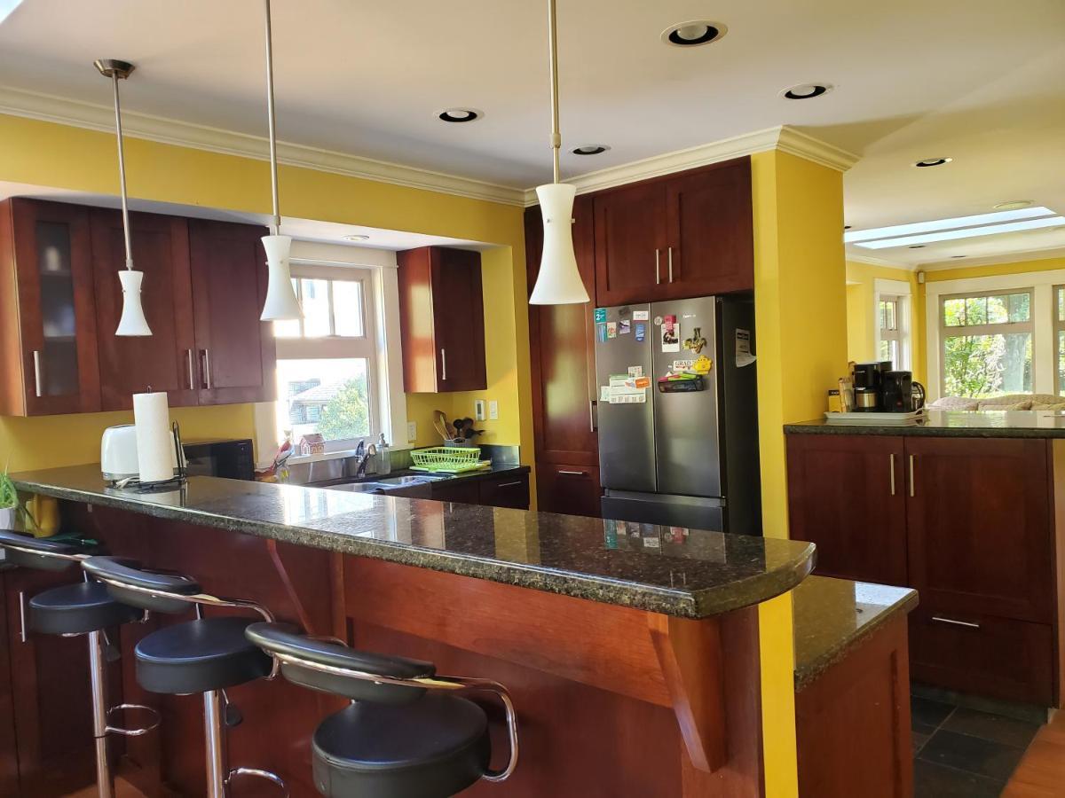 Elegant, Sunny Modern Home With Skylights - Kitsilano, Vancouver Esterno foto